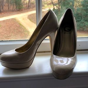 Guess heels worn a little with a scratch on the right heel near the toe